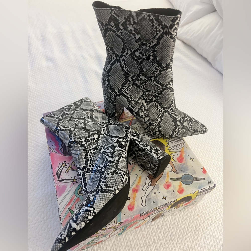 Jeffrey Campbell Siren Light Grey Snake Print Boots size 10